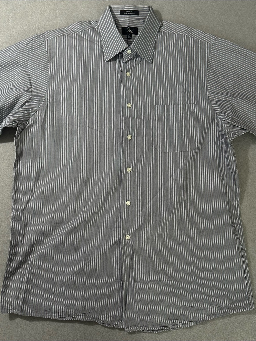 Calvin Klein men’s dress shirt featuring a classic and professional design L